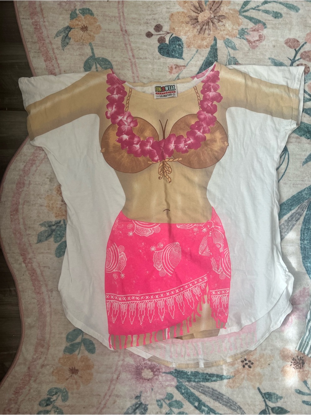 Novelty vintage Hula Girl Print Short Sleeve Tee - White / Pink